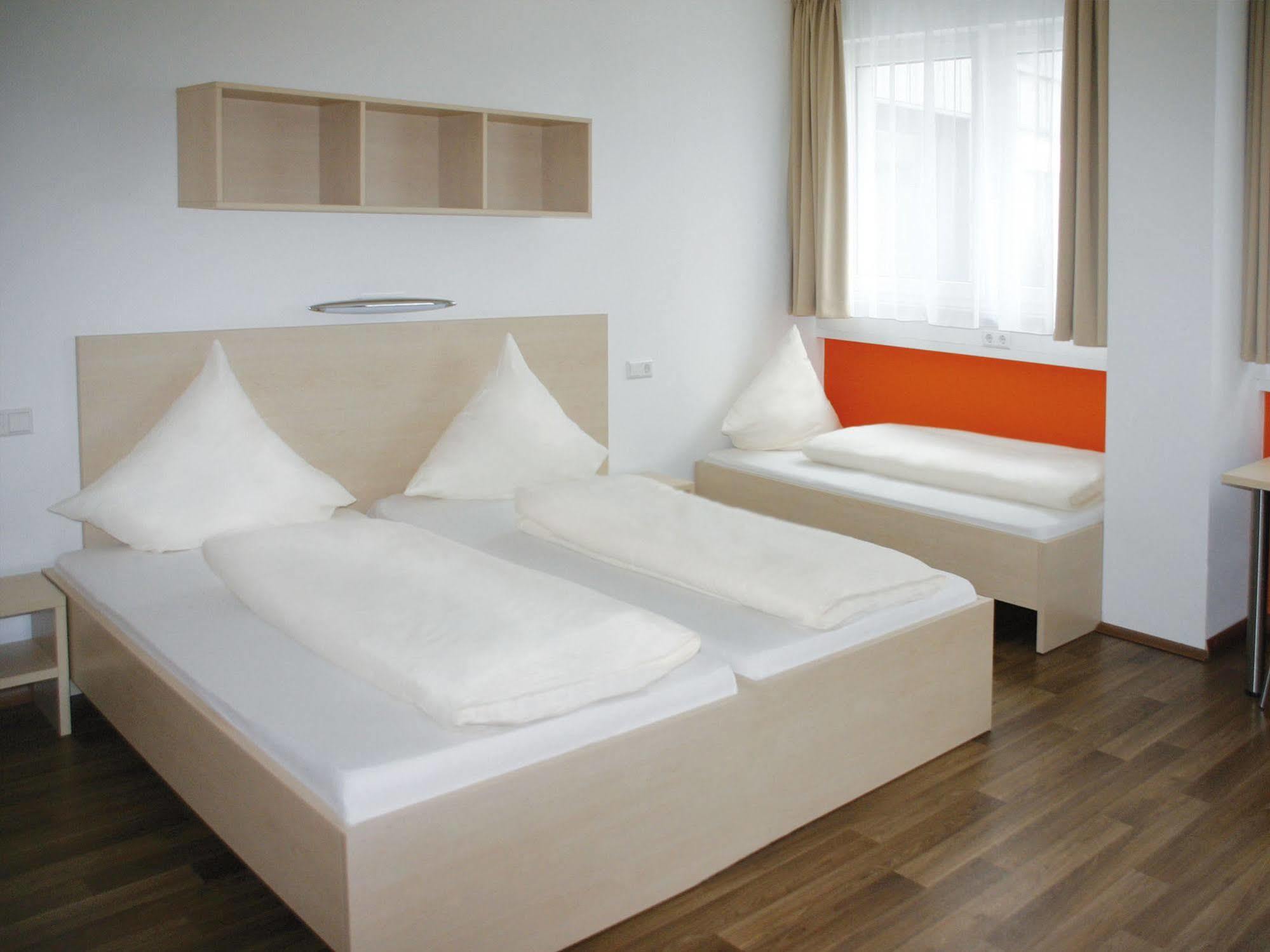 Orange Hotel Und Apartments Ной-Улм Екстериор снимка